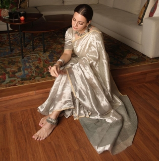 Dia Mirza feet photo thumbnail
