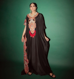 Sonam Kapoor feet photo thumbnail