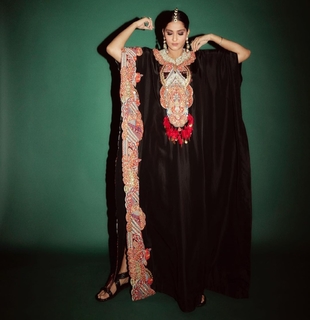 Sonam Kapoor feet photo thumbnail