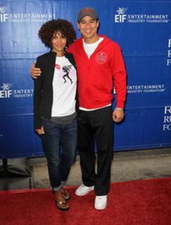 Halle Berry feet photo thumbnail