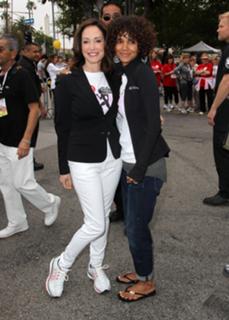 Halle Berry feet photo thumbnail