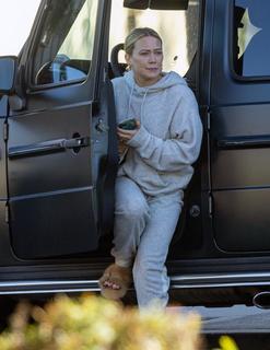 Hilary Duff feet photo thumbnail