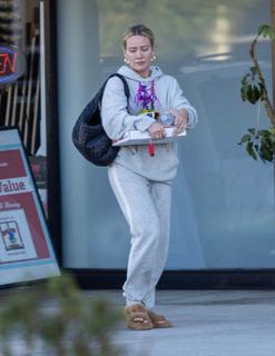 Hilary Duff feet photo thumbnail