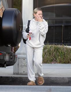 Hilary Duff feet photo thumbnail