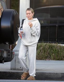 Hilary Duff feet photo thumbnail