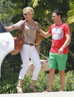 Katherine Heigl feet photo thumbnail