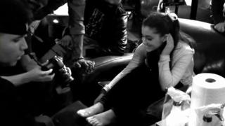 Ariana Grande feet photo thumbnail