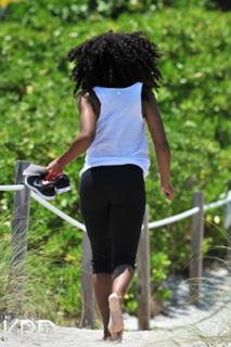 Kelly Rowland feet photo thumbnail
