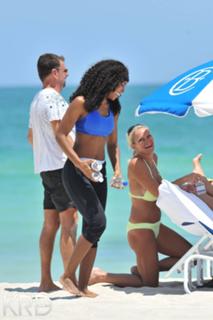Kelly Rowland feet photo thumbnail