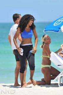 Kelly Rowland feet photo thumbnail