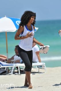 Kelly Rowland feet photo thumbnail