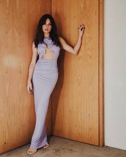 Isis Valverde feet photo thumbnail