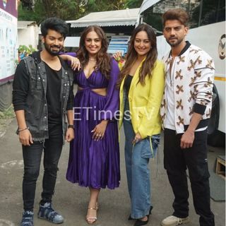 Huma Qureshi feet photo thumbnail