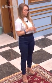 Carla Diaz feet photo thumbnail