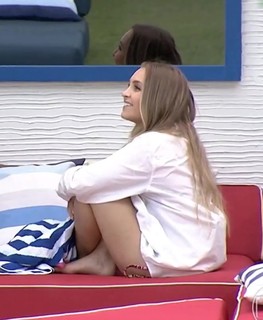 Carla Diaz feet photo thumbnail