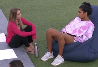 Carla Diaz feet photo thumbnail