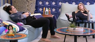 Carla Diaz feet photo thumbnail