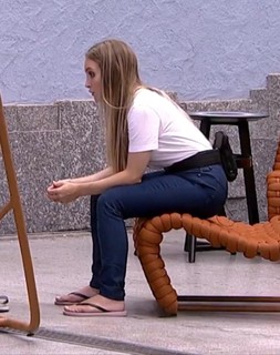 Carla Diaz feet photo thumbnail