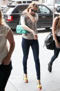 Emma Roberts feet photo thumbnail
