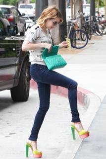 Emma Roberts feet photo thumbnail