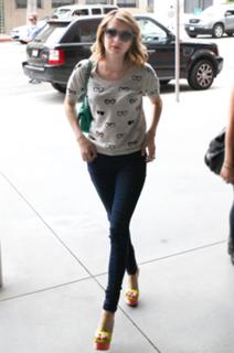 Emma Roberts feet photo thumbnail