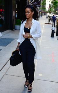 Rihanna feet photo thumbnail