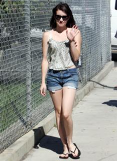 Emma Roberts feet photo thumbnail