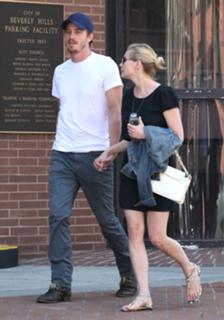 Kirsten Dunst feet photo thumbnail