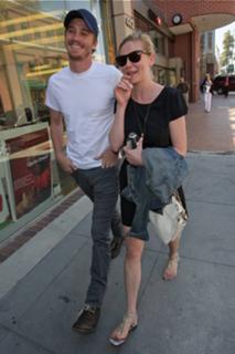 Kirsten Dunst feet photo thumbnail
