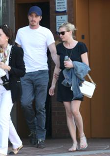 Kirsten Dunst feet photo thumbnail