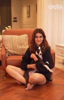 Kriti Sanon feet photo thumbnail