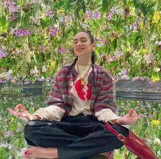 Dua Lipa feet photo thumbnail