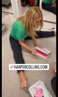 Kelly Ripa feet photo thumbnail