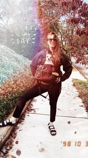 Kaley Cuoco feet photo thumbnail