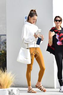 Alessandra Ambrosio feet photo thumbnail