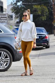Alessandra Ambrosio feet photo thumbnail