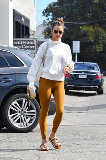 Alessandra Ambrosio feet photo thumbnail