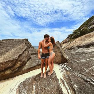 Larissa Manoela feet photo thumbnail