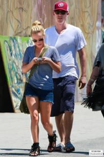 Hayden Panettiere feet photo thumbnail