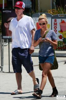 Hayden Panettiere feet photo thumbnail