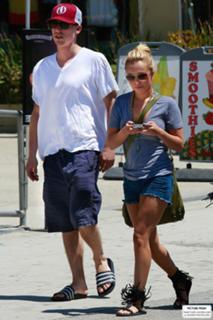 Hayden Panettiere feet photo thumbnail