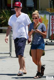 Hayden Panettiere feet photo thumbnail