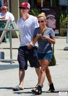 Hayden Panettiere feet photo thumbnail
