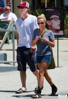 Hayden Panettiere feet photo thumbnail