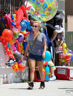 Hayden Panettiere feet photo thumbnail