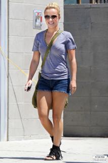 Hayden Panettiere feet photo thumbnail