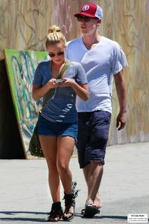 Hayden Panettiere feet photo thumbnail