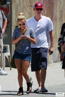 Hayden Panettiere feet photo thumbnail