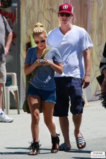 Hayden Panettiere feet photo thumbnail