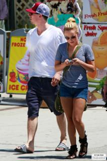 Hayden Panettiere feet photo thumbnail